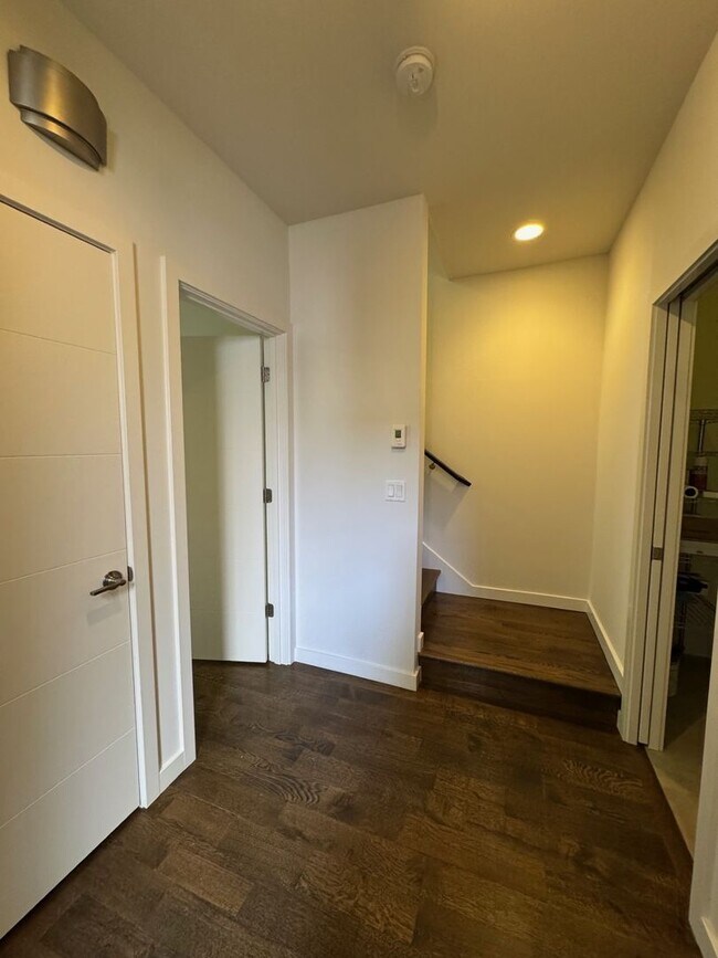 Foto del edificio - Modern 2 bed 2 bath townhome in Eastlake with panoramic view of Lake Union