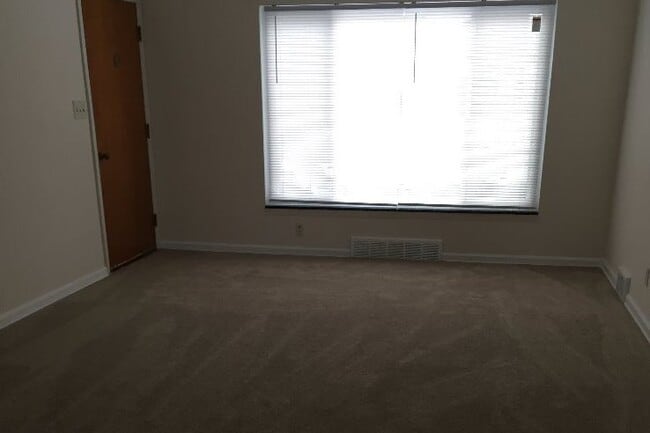 Building Photo - 92 Greencrest Ter