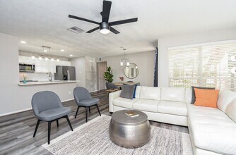 Building Photo - 8051 Bay Branch Dr