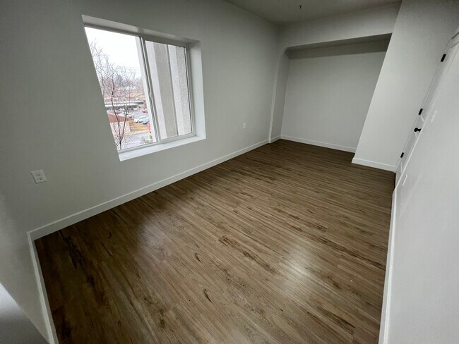 Building Photo - Renovated Apartment in Murray!