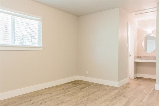 Building Photo - 1302 E 52nd St