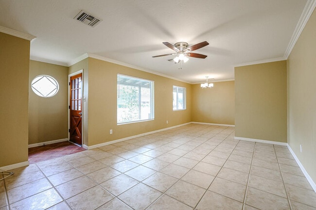 Building Photo - 1005 E Cavalier Dr
