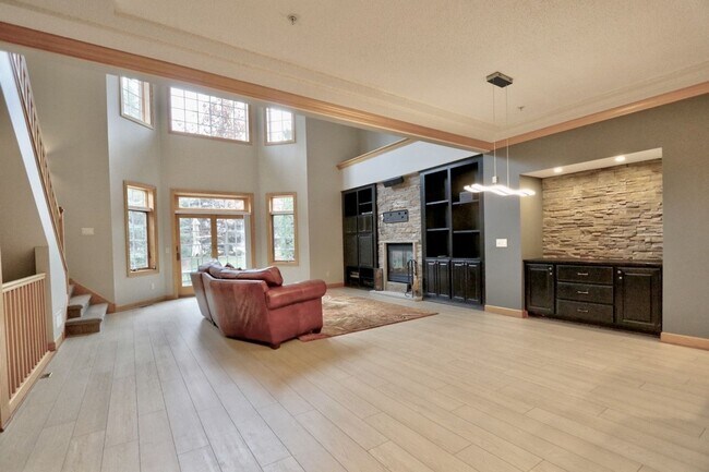 Building Photo - Updated town home in Dancing Water Communi...