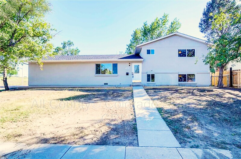Foto principal - 1203 Sorrento Dr
