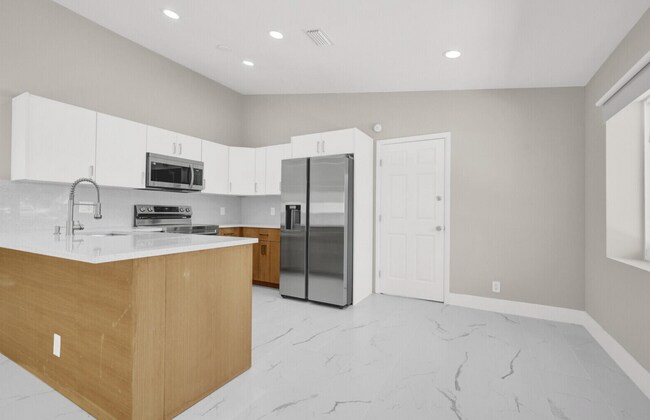 Building Photo - 23392 Country Club Dr E