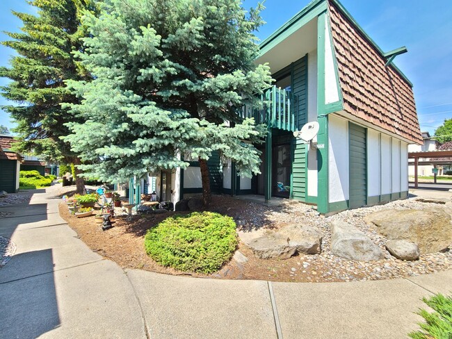 Building Photo - $1,250 - 1 Bed / 1 Bath Spacious Two-Story...