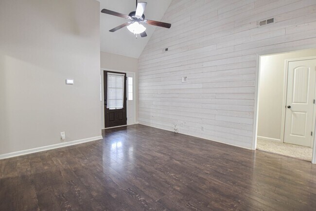 Foto del edificio - Pet Friendly Three Bedroom with Bonus!