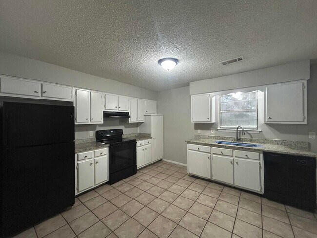 Foto del edificio - Limited Time Special Offer / 3 Bed/1.5 Bath Home with Carport / Pet-Friendly / Coming Soon!