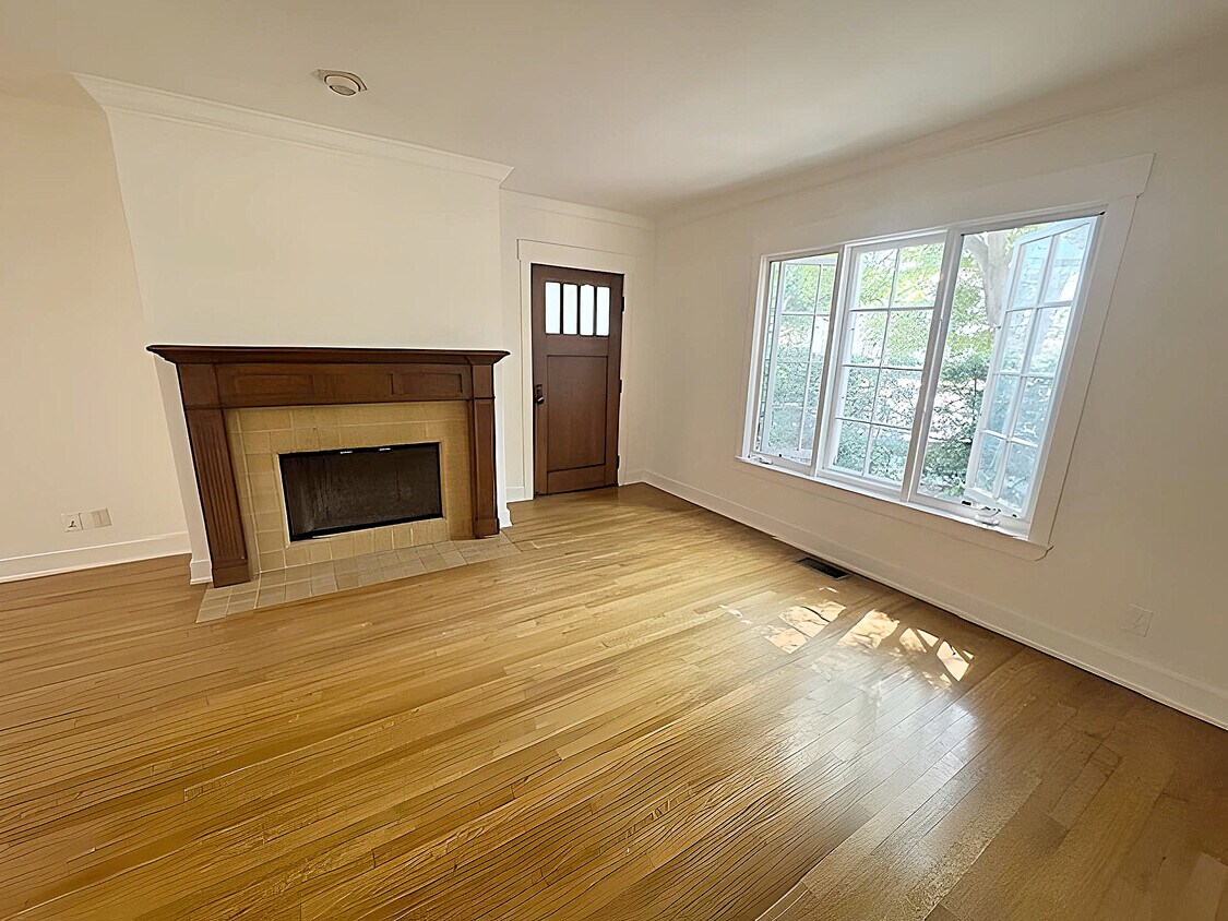 Primary Photo - 618 1/2 N Beachwood Dr
