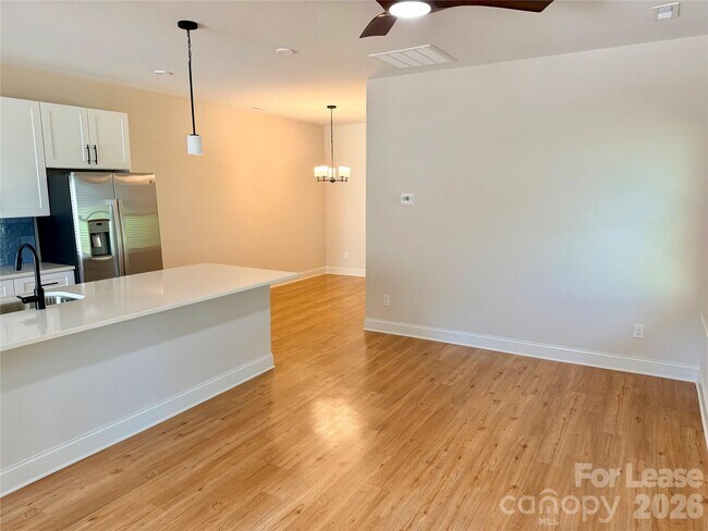Building Photo - 525 N Linwood Ave