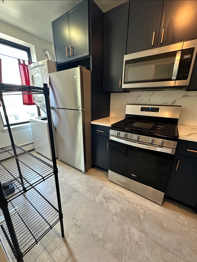 NEWLY RENOVATED KICTHEN - 577 Bramhall Ave
