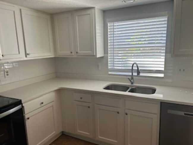 Building Photo - Beautiful 3/2 Available now!