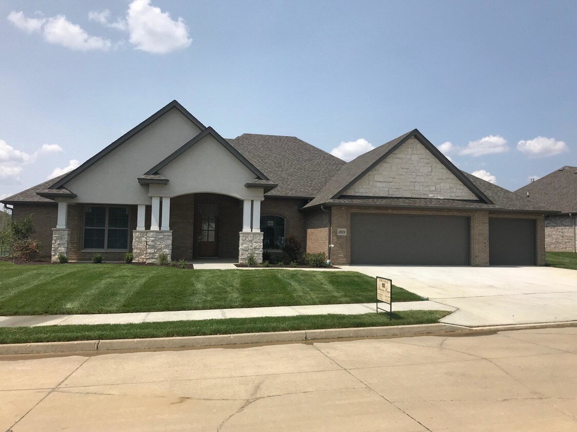 Foto principal - 5923 Screaming Eagle Ln