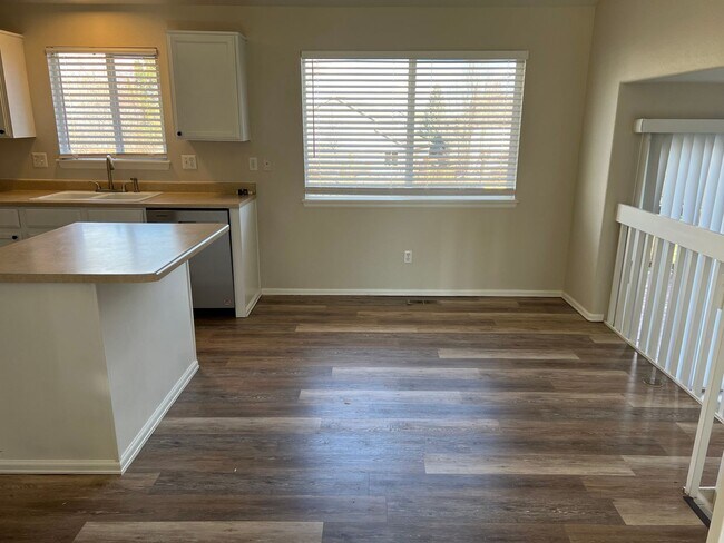 Building Photo - Beautiful 3 bedroom home avail 12/12