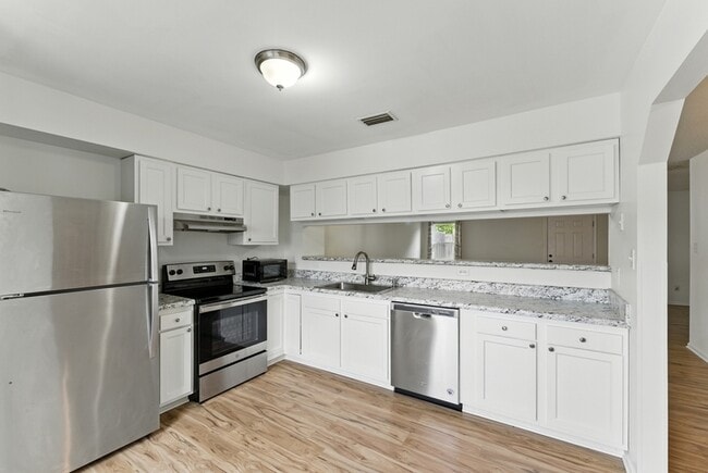 Building Photo - 1323 Longlac Rd