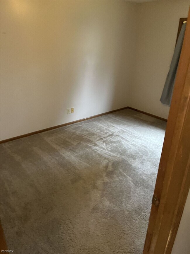 Building Photo - 3 br, 1 bath Duplex - 1114 N Chimney Hill ...