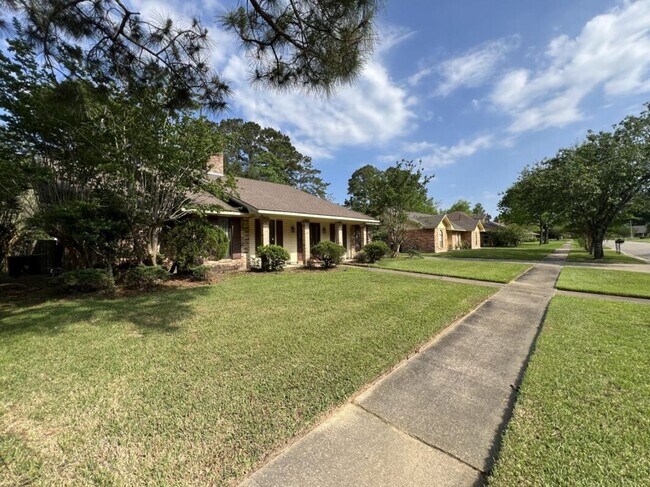 Foto del edificio - Spacious 4BR Brick Home with Office, Fireplace & Fenced Yard in Parkwood Terrace