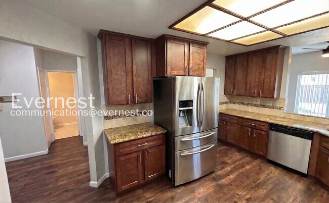 Foto del edificio - 4936 Creekwood Dr