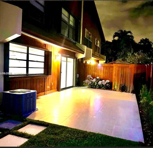 Building Photo - 6904 SW 114th Pl