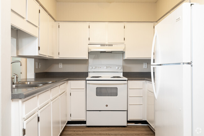 2HAB, 1BA - 785SF - Cocina - West Village Apartments