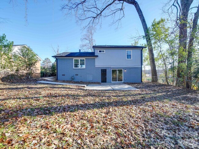 Foto del edificio - 8208 Doverdale Ln