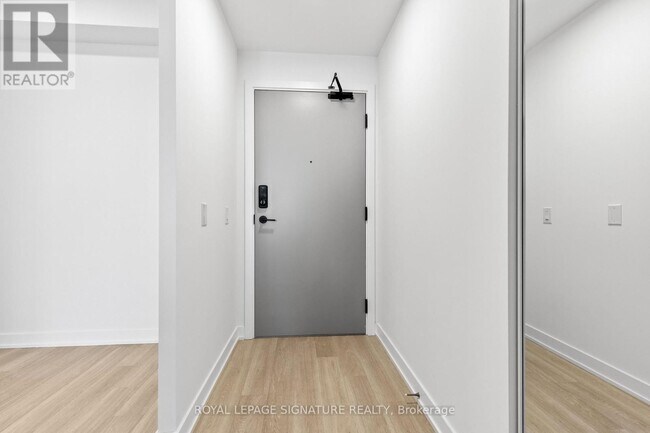 Building Photo - 5105-5105 Hurontario St