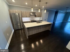 Building Photo - 200 N Sycamore St