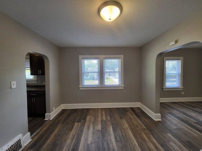 Building Photo - 2 Bedroom, 1 Bathroom home!
