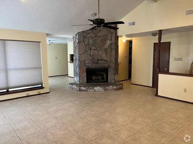 Building Photo - 3605 Trailwood Dr