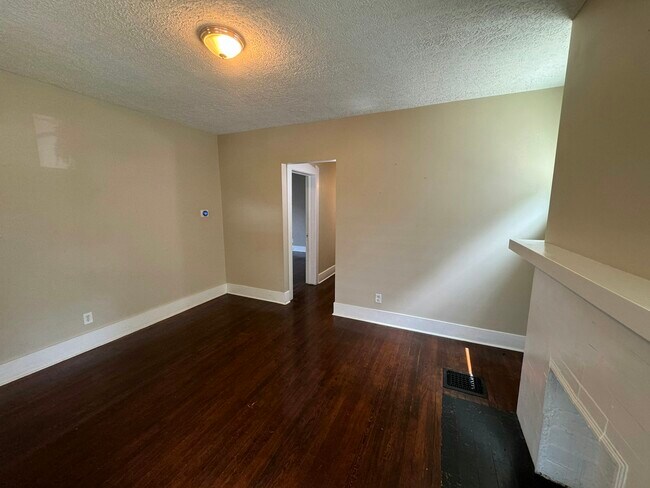 Foto del edificio - 1846 Tyler Pkwy