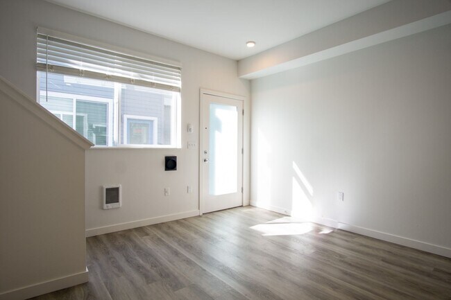 Foto del edificio - Modern & Sleek One-Bedroom Townhouse Ready...