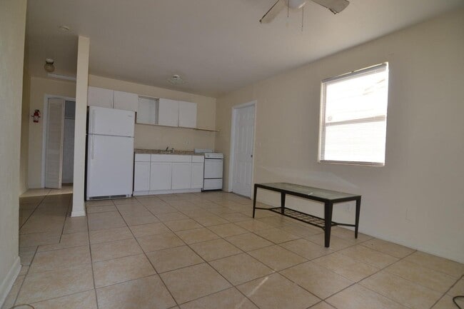 Foto del edificio - 1497 W 31st St