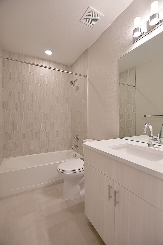 Foto del edificio - Town Home for Rent in Tennyson Neighborhoo...