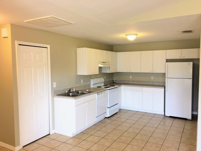 Building Photo - 2213 Armour Rd