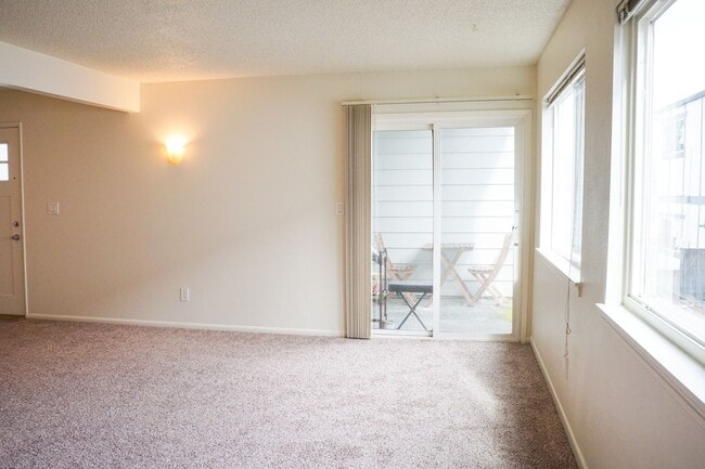 Building Photo - Top Floor 2 Bed Close to Woodstock, Hawtho...
