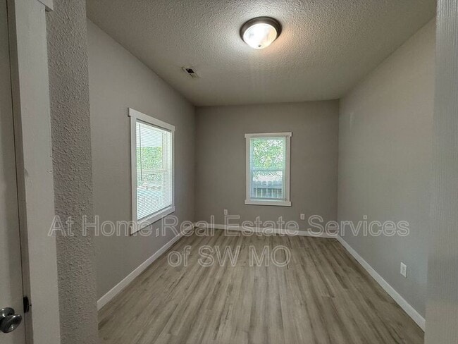 Foto del edificio - 2248 N Robberson Ave