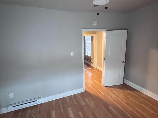 Foto del edificio - 5235 Woodland Ave