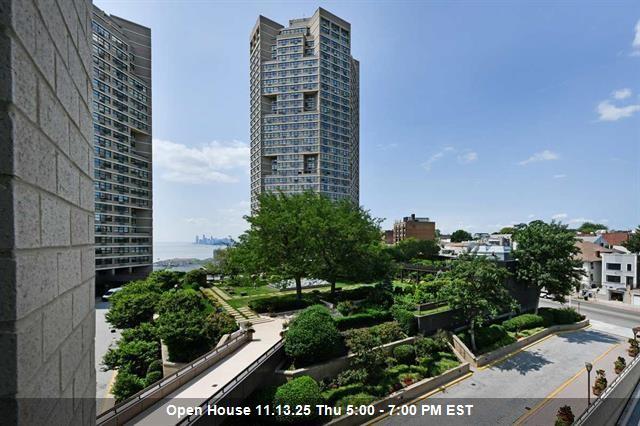 Foto principal - 7004 JFK Blvd E