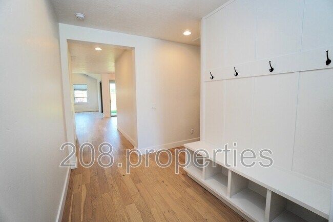 Building Photo - 537 S Steephead Ln