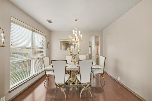 Foto del edificio - 8804 Sunforest Ln