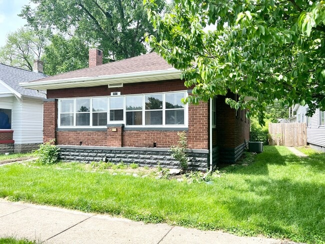 Building Photo - Charming 2-Bedroom with Fenced Yard, Garag...