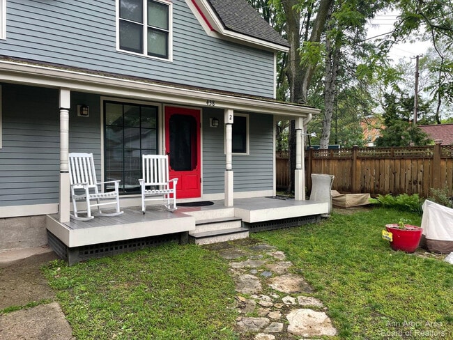 Building Photo - 438 3rd St