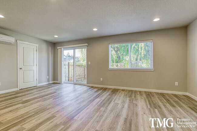 Building Photo - 3 Bedroom 2.5 Bath End unit Townhome in Minnehaha w/ AC!
