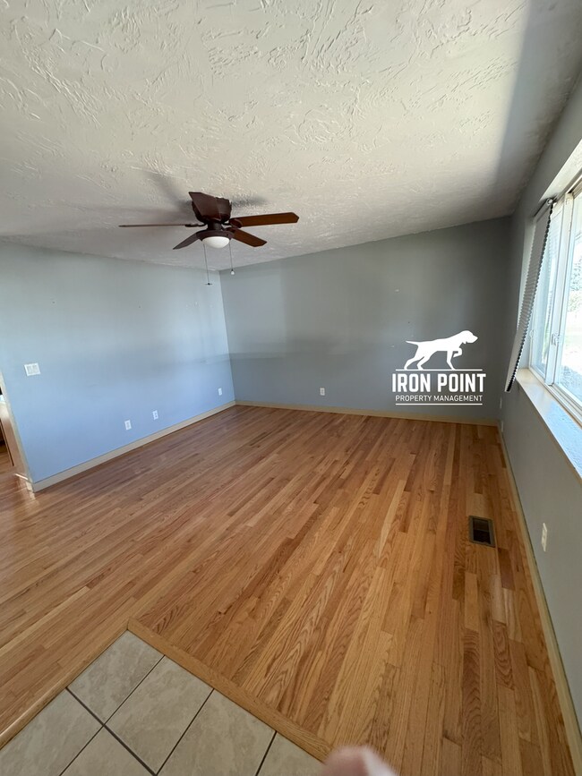 Foto del edificio - SW Boise home w/attached garage, large fen...