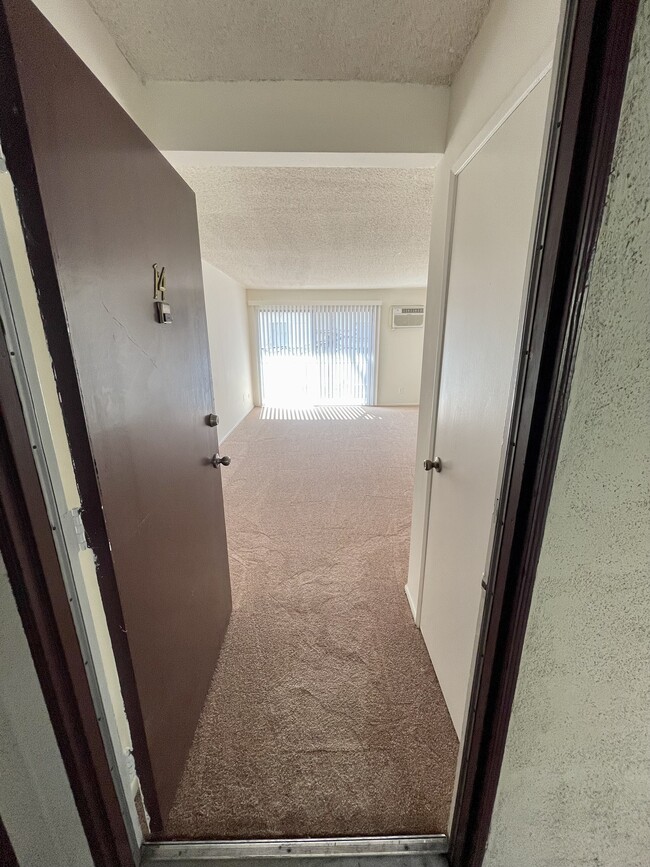 Unit Nº 14 ~ Entryway - 3775 South Canfield Avenue