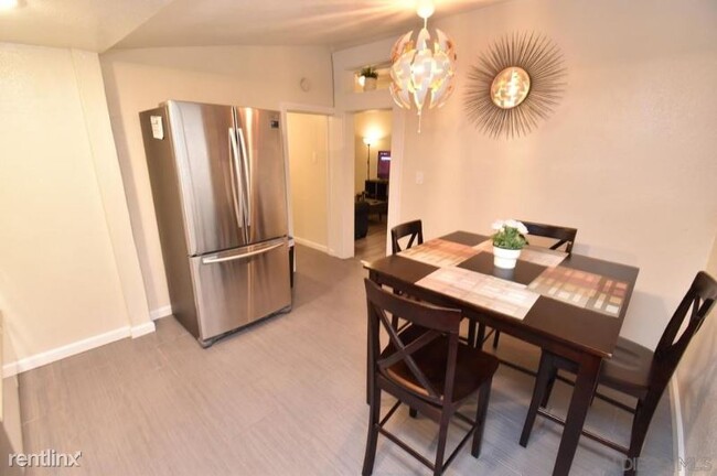 Building Photo - 3 br, 1 bath Townhome - 891 Memorial Dr