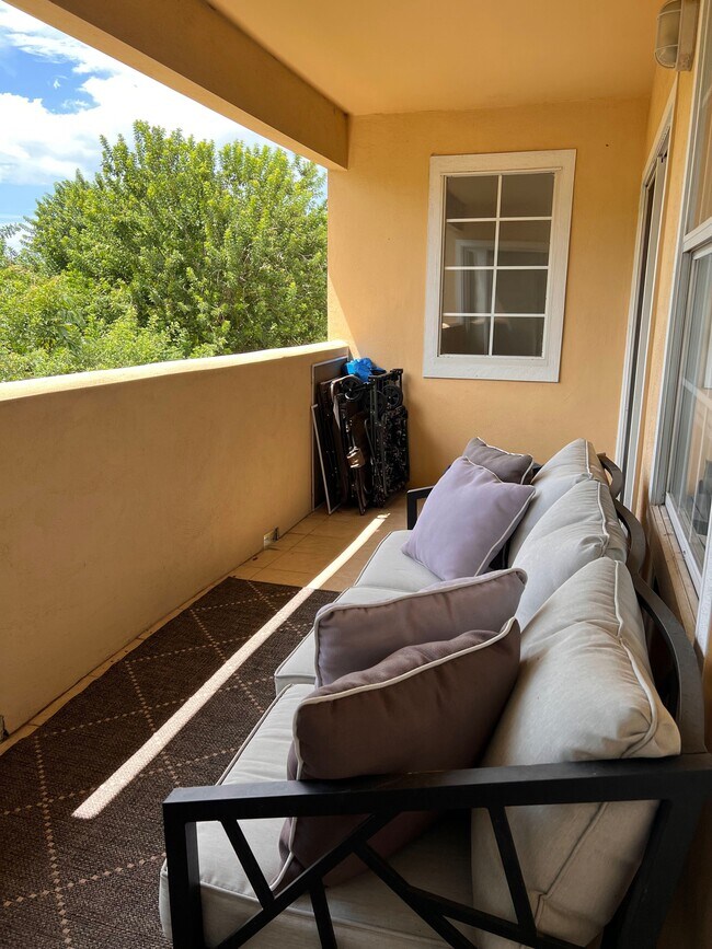 Building Photo - 1010 Villagio Cir