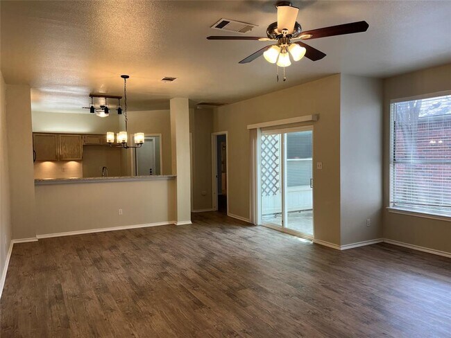 Foto del edificio - 813 Black Locust Drive West