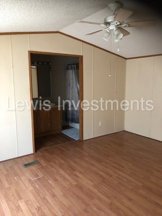 Building Photo - 2007 Silver Creek Manufactured Home  FOR SALE