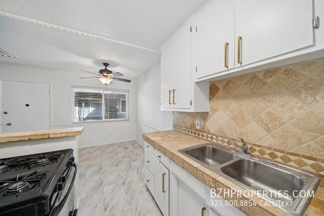 Foto del edificio - 7209 Willoughby Ave